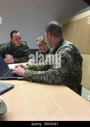 L'armée allemande ‎Master Le Sgt. Bjorn Grauert et 1er. Le lieutenant Sngrid Radtke de la Bundeswehr de défense chimique, biologique, radiologique et nucléaire et de commande de l'Adjudant-chef de l'armée américaine Aughtman Nathan 2 aider à la planification pour l'exercice de partenariat bilatéraux Fire Dragon à Bruchsal, Allemagne le 13 décembre. Dragon Fire devrait tester les limites de l'initiative de soldats en armes chimiques, biologiques, radiologiques et risques nucléaires à tous les niveaux.‎ Banque D'Images