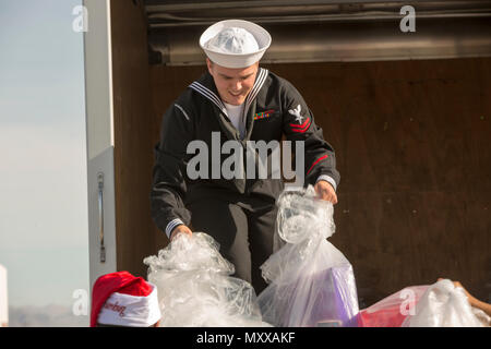 Maître de 2e classe Johnathan, Lough-Wekell, 4e Bataillon réservoir corpsman, charge les jouets dans un camion lors de la 2e Toys for Tots annuel fly-in, 10 décembre 2016. Marine Corps officiel (photo par le Cpl. Levi Schultz/libérés) Banque D'Images