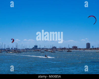 Kite surfeurs en action à Port Phillip Bay par la marina et du quai de St Kilda, Melbourne, Victoria, Australie Banque D'Images