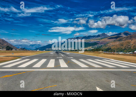 Janvier, 2018 : la piste de l'aéroport de Queenstown avec des montagnes en arrière-plan, sur le point de décoller. Banque D'Images