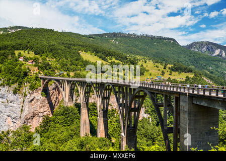 Paysage de montagne, le Monténégro. Durdevica Tara arc dans les montagnes, l'un des plus hauts ponts d'automobile en Europe. Banque D'Images