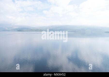 Petit bateau de vitesse sur le magnifique Loch Lomond, Ecosse, Grande-Bretagne Banque D'Images