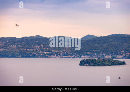 Vue panoramique sur Isola Madre avec un spectacle d'acrobaties aériennes au-dessus du lac Majeur, Piémont, Italie Banque D'Images