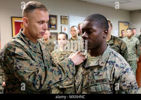 Le brig. Le général Matthew Glavy, gauche, supprime le soldat de première classe insigne de grade depuis le col de Lance le Cpl. Trevor Stone lors d'une cérémonie de promotion méritoire à bord de Marine Corps Air Station Cherry Point, N.C., 7 décembre 2016. Au cours d'une cérémonie de promotion, le rang est remplacé sur le col pour signifier le passage de grade de l'un à l'autre. Pierre a été meritoriously promu au grade de caporal suppléant pour son excellent travail pendant leur affectation à l'Escadrille de véhicules aériens télépilotés Marine, Marine 2 Groupe d'aéronefs 14, 2nd Marine Aircraft Wing. Glavy est le commandant général du 2ème MAW, et Pierre est Banque D'Images