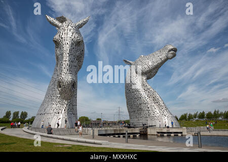 Kelpies sculpture par Andy Scott en helice Park avec les gens Banque D'Images