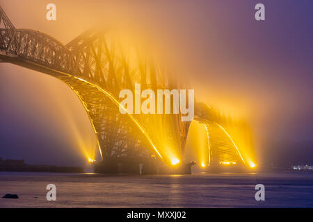 Pont du Forth sur Firth of Forth en Ecosse Queensferry près de Banque D'Images