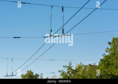 Les fils, pour alimenter la ville trolleybus contre le ciel bleu. Banque D'Images