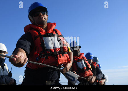 161208-N-JI086-169 - MER MÉDITERRANÉE (déc. 8, 2016) Maître de 2e classe Johnathan Rudd, à partir de Tokyo, se soulève d'un téléphone et de la ligne de distance à bord du destroyer lance-missiles USS Porter (DDG 78) au cours d'un ravitaillement en mer avec le transport maritime de marchandises sèches commande militaires et de munitions ship USNS William McLean (T-AKE-12), 8 décembre 2016. Porter, l'avant-déployé à Rota, Espagne, mène des opérations navales dans la sixième flotte américaine zone d'opérations à l'appui de la sécurité nationale des États-Unis en Europe. (U.S. Photo par Seaman marine Ford Williams/libérés) Banque D'Images