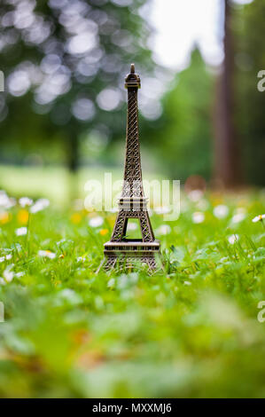 Tour Eiffel miniature sur l'herbe Banque D'Images