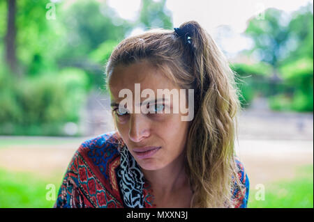 Beau portrait de femme avec un visage triste, Luxembourg Banque D'Images