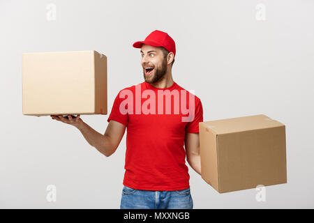 Delivery man Portrait en cap avec t-shirt travaillant comme courier ou courtier tenant deux boîtes de carton vides. La réception de paquet. L'espace de copie pour fins de publicité Banque D'Images