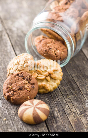 Différents types de cookies sucrés en pot. Banque D'Images