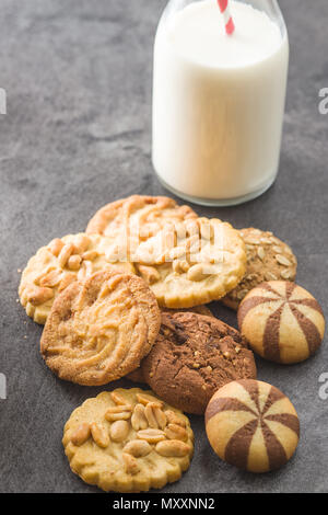Différents types de cookies sucré et une bouteille de lait. Banque D'Images