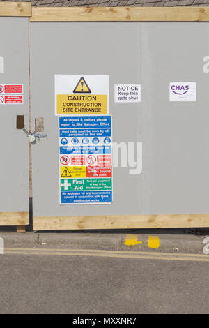 Porthcawl, Mid Glamorgan, Pays de Galles, Royaume-Uni. 14 avril 2018. UK. Météo britannique. Signes de santé et de sécurité sur le chantier de construction, chantier de construction par mer de Porthcawl Banque D'Images