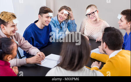 Les autres étudiants jouant guess-jeu qui au cours de la journée scolaire Banque D'Images