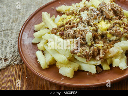 Slow Cooker Chili con Carne Fromage frites, Creole Contessa - cela fait partie d'un repas de frites. Banque D'Images