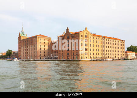 L'hôtel de luxe Hilton Molino Stucky au coucher du soleil, canal Giudecca, Giudecca, Venise, Vénétie, Italie. Moulin à farine historique Conerted Banque D'Images