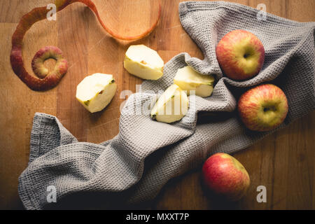 Vue de dessus de pommes sur une planche en bois avec un chiffon de cuisine gris. Le format paysage. Banque D'Images