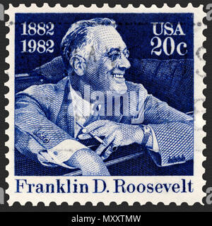 Franklin D. Roosevelt assis souriant en Timbre Voiture Banque D'Images