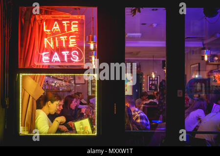 Londres, Royaume-Uni - Octobre 2017. Les gens de boire des cocktails dans un club de Soho. Le format paysage. Banque D'Images