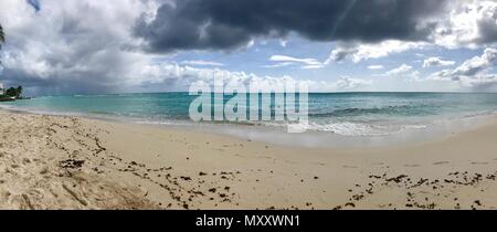 Panorama d'une belle journée à la plage de cailloux / Bayshore (Carlisle Bay) près de Bridgetown Barbade (île des Caraïbes) - sable blanc, vagues et ciel bleu Banque D'Images