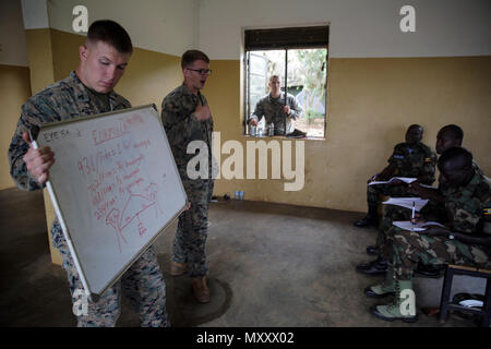 Les Marines avec des communications air-sol marin crise Response-Africa Task Force montrent des soldats avec l'Uganda People's Defence Force une équation mathématique pour les fréquences de radio au Camp Singo, Ouganda, le 14 novembre 2016. Marines avec SPMAGTF-CR-AF enseigné et a participé à l'application pratique des exercices avec les soldats de l'UPDF au cours de la mission de formation de neuf semaines. (U.S. Marine Corps photo prise par le Cpl. Alexander Mitchell/libérés) Banque D'Images