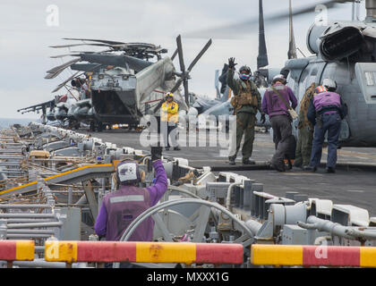 161208-N-BD308-072 MER MÉDITERRANÉE (déc. 8, 2016) Un équipage carburant ravitaille un Sea Hawk MH-60S'hélicoptère sur le pont d'envol du navire d'assaut amphibie USS Wasp LHD (1) le 8 décembre 2016. Le Wasp est déployé avec le groupe amphibie Wasp pour appuyer les opérations de sécurité maritime et les efforts de coopération en matière de sécurité dans le théâtre américain dans la 6ème zone d'opérations de la flotte. (U.S. Photo par MARINE MATELOT Levingston Lewis/libérés) Banque D'Images