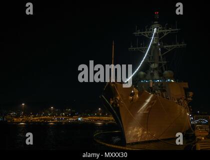 161211-N-CS953-019 Piraeus, GRÈCE (déc. 11, 2016) La classe Arleigh Burke destroyer lance-missiles USS Mahan's (DDG 72) est mouillée au Pirée, Grèce, un port a commencé au 5ème siècle avant J.-C., situé à l'extérieur de la ville d'Athènes, Grèce. USS Mahan est dans la sixième flotte américaine zone d'opérations à l'appui de la sécurité nationale des États-Unis en Europe. (U.S. Photo par Marine Maître de 1re classe Tim Comerford/libérés) Banque D'Images