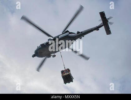 161208-N-BD308-193 MER MÉDITERRANÉE (déc. 8, 2016) Un MH-60S Sea Hawk transporte une palette d'explosés au cours de déchargement anordnance à bord du navire d'assaut amphibie USS Wasp LHD (1) le 8 décembre 2016. Le Wasp est déployé avec le groupe amphibie Wasp pour appuyer les opérations de sécurité maritime et les efforts de coopération en matière de sécurité dans le théâtre américain dans la 6ème zone d'opérations de la flotte. (U.S. Photo par MARINE MATELOT Levingston Lewis/libérés) Banque D'Images