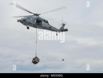 161208-N-BD308-107 MER MÉDITERRANÉE (déc. 8, 2016) MH-60S hélicoptères Sea Hawk mener un déchargement de munitions à bord du navire d'assaut amphibie USS Wasp LHD (1) le 8 décembre 2016. Le Wasp est déployé avec le groupe amphibie Wasp pour appuyer les opérations de sécurité maritime et les efforts de coopération en matière de sécurité dans le théâtre américain dans la 6ème zone d'opérations de la flotte. (U.S. Photo par MARINE MATELOT Levingston Lewis/libérés) Banque D'Images