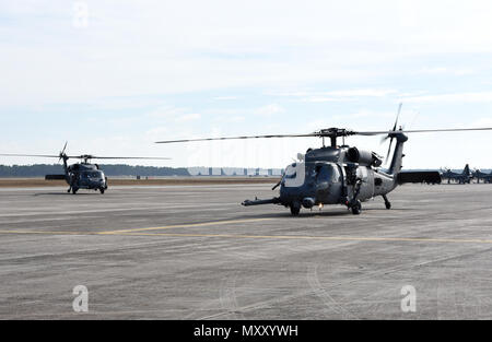 Une paire de U.S. Air Force 66e Escadron de sauvetage HH-60G Pave Hawk se déplacer sur la piste à la base aérienne Tyndall, en Floride, le 8 décembre 2016. Ouvrir les Hawks du site Base aérienne de Nellis, Nevada sont à la Tyndall en appui direct d'exercices drapeau à damiers 17-1 et 17-3 Combat Archer. (U.S. Air Force photo par un membre de la 1re classe Ésaïe J. Soliz/libérés) Banque D'Images