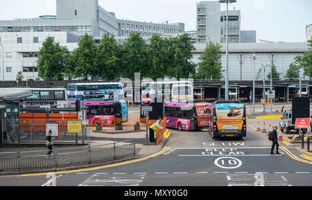 La gare routière de Buchanan, avec seul deckers et double decker bus, dans le centre-ville de Glasgow, Écosse, Royaume-Uni, Banque D'Images