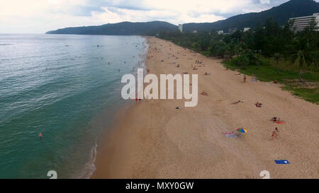 PHUKET, Thaïlande - 20 jan 2017 : Vol au-dessus de la plage vide et peu de gens la marche et avoir le soleil sur la plage Banque D'Images