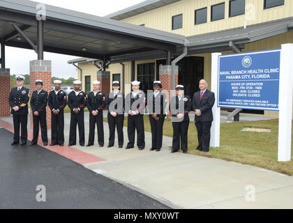 Le personnel de la Direction générale de la Marine Health Clinic Panama City, en Floride, se tiennent fièrement devant leur nouvelle clinique après une cérémonie d'inauguration le 14 décembre. La SVNB Panama City est l'une des 10 cliniques de la direction générale de l'hôpital naval de Pensacola. Banque D'Images
