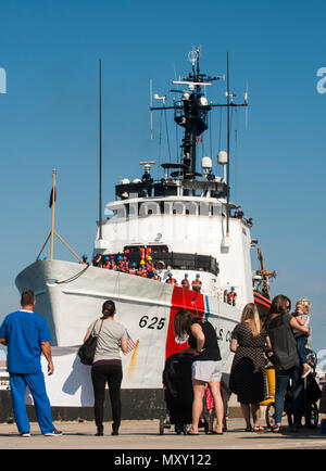 L'équipage de la Garde côtière canadienne Venturous, un 210 pieds classe homeported la dépendance de la faucheuse à Saint-Pétersbourg, retourne à son port d'attache le Mercredi, Décembre 14, 2016 après une semaine de sept Équipe spéciale interorganisations - patrouille dans le sud dans le détroit de Floride du Sud. L'équipage a transité par plus de 6 000 kilomètres, de patrouiller les eaux entre Key West et de Cuba, de l'exécution des opérations d'interdiction de migrants étrangers. Vidéo de la Garde côtière des États-Unis par Maître de 1re classe Michael De Nyse Banque D'Images