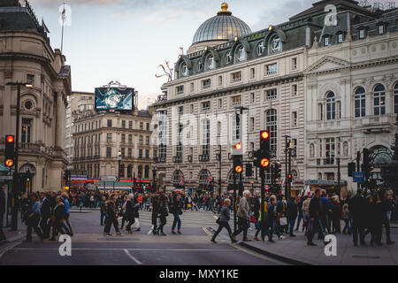 Londres, Royaume-Uni - Octobre 2017. Vue panoramique de Piccadilly Circus. Un célèbre l'espace public dans le West End de Londres, il a été construit en 1819. Le format paysage. Banque D'Images