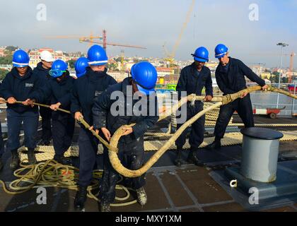 161210-N-TI017-047 LISBONNE, Portugal (31 déc. 10, 2016) marins courriers dans une ligne de mouillage sur le gaillard de la station d'amphibie Navire de débarquement USS Whidbey Island (LSD 41) 10 Décembre, 2016. L'île de Whidbey est déployé avec le groupe amphibie Wasp pour appuyer les opérations de sécurité maritime et les efforts de coopération en matière de sécurité dans le théâtre américain dans la 6ème zone d'opérations de la flotte. (U.S. Photo de la marine du Maître de 2e classe Nathan R. McDonald/libéré) Banque D'Images