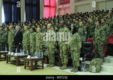 Les hauts dirigeants s'de l'Armée nationale afghane (ANA) et les forces de la coalition se sont réunis pour la 12e édition annuelle de l'Armée nationale afghane de leadership des sous-officiers supérieurs et un séminaire de formation, du 26 novembre au 28 novembre. L'événement a réuni des hauts dirigeants pour discuter de la voie à suivre pour l'ANA qui s'efforcent de renforcer le corps des sous-officiers afghans. Banque D'Images