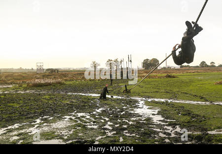 La Marine américaine avec un 22e Marine Expeditionary Unit (MEU) descend une corde dans le cadre d'une course d'obstacles au cours d'une escale au port de Lisbonne, Portugal, le 7 décembre 2016. La 22e MEU, déployé avec le groupe amphibie Wasp, mène des opérations navales dans la sixième flotte américaine zone d'opérations à l'appui de la sécurité nationale des États-Unis en Europe. (U.S. Marine Corps photo par le Cpl. Chris Garcia) Banque D'Images