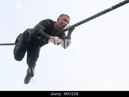 La Marine américaine avec un 22e Marine Expeditionary Unit (MEU) descend une corde dans le cadre d'une course d'obstacles au cours d'une escale au port de Lisbonne, Portugal, le 7 décembre 2016. 22e MEU, déployé avec le groupe amphibie Wasp, mène des opérations navales dans la sixième flotte américaine zone d'opérations à l'appui de la sécurité nationale des États-Unis en Europe. (U.S. Marine Corps photo par le Cpl. Chris Garcia) Banque D'Images