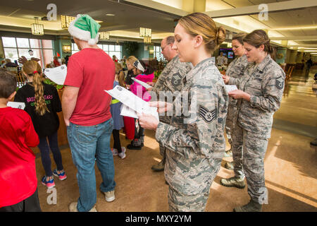 Le s.. Victoria Hillman, 177e Escadron de maintenance, New Jersey Air National Guard, avec d'autres membres du 177e Escadre de chasse de chanter Noël avec quatrième année de l'école primaire de Seaview Linwood, N.J., au cours de la 16e Conférence annuelle de l'appartement de vacances "ongfest» au New Jersey Veterans Memorial Home à Vineland, N.J., le 13 décembre 2016. Plus de 80 élèves de quatrième et 18 aviateurs ont chanté des chants de Noël et distribué des cartes de Noël à l'accueil pendant l'événement. (U.S. Air National Guard photo par le Sgt. Mark C. Olsen/libérés) Banque D'Images