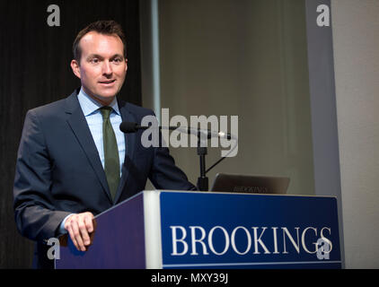 Secrétaire de l'Armée Eric Fanning offre d'ouverture au cours du 21e siècle le centre de la sécurité et de l'intelligence à la Brookings Institution à Washington, D.C., Décembre 08, 2016. La discussion a été à l'occasion de la sortie de la Blue Star 2016 famille militaire annuel des familles Enquête sur le mode de vie, un des principaux outils pour comprendre les enjeux auxquels font face les membres du service, les anciens combattants et les membres des familles des militaires. (U.S. Photo de l'armée par M. John G. Martinez) Banque D'Images