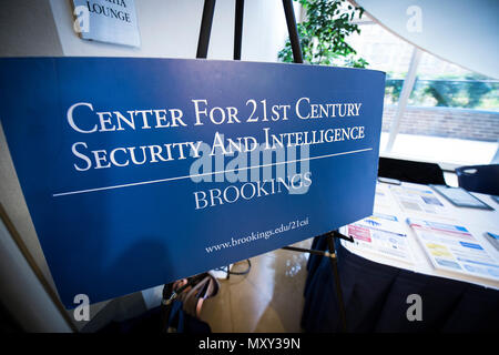 Le Centre pour la sécurité au xxie siècle et l'intelligence à la Brookings Institution à Washington, D.C., Décembre 08, 2016. La discussion a été à l'occasion de la sortie de la Blue Star 2016 famille militaire annuel des familles Enquête sur le mode de vie, un des principaux outils pour comprendre les enjeux auxquels font face les membres du service, les anciens combattants et les membres des familles des militaires. (U.S. Photo de l'armée par M. John G. Martinez) Banque D'Images