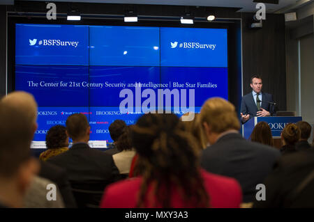 Secrétaire de l'Armée Eric Fanning offre d'ouverture au cours du 21e siècle le centre de la sécurité et de l'intelligence à la Brookings Institution à Washington, D.C., Décembre 08, 2016. La discussion a été à l'occasion de la sortie de la Blue Star 2016 famille militaire annuel des familles Enquête sur le mode de vie, un des principaux outils pour comprendre les enjeux auxquels font face les membres du service, les anciens combattants et les membres des familles des militaires. (U.S. Photo de l'armée par M. John G. Martinez) Banque D'Images