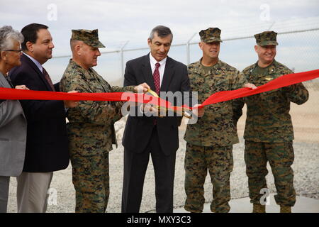 (De gauche à droite) Le sénateur de l'état de l'Arizona et le superviseur désigné, Lynne Pancrazi, maire de la ville de Yuma, Douglas J. Nicholls, le général commandant de Marine Corps commande les installations, John J. Sunshine, vice-président exécutif et directeur des opérations de l'Arizona Public Service (APS), M. Mark A. Schiavoni, général commandant de Marine Corps Ouest Installations Brig. Le général Kevin, Persmnes et Marine Corps Air Station Yuma commandant, le Colonel Ricardo Martinez, couper un ruban pour souligner l'ouverture de la microgrille site pendant la cérémonie d'inauguration d'APS, jeudi, 15 décembre 2016 à MC Banque D'Images