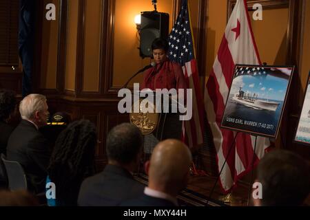 161214-N-JC800-068 WASHINGTON (déc. 14, 2016) Washington, D.C. Maire Muriel Bowser parle au cours d'une cérémonie de baptême du navire à l'Hôtel de ville de Washington, D.C. Les navires qui ont été nommées ont été les premiers de sa classe de sous-marins de missiles balistiques-USS Columbia (SNLE) 862, l'avenir de lance-classe de navire de transport rapide expéditionnaire USNS Porto Rico (T-EPF 11) et reconstitution de la flotte classe John-Lewis USNS oilers Earl Warren (T-AO 207). (U.S. Photo de la marine du Maître de 2e classe Heath Zeigler/libérés) Banque D'Images