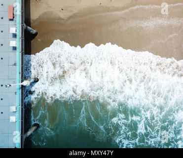 Vagues se briser sous le Manhattan Beach Pier Banque D'Images