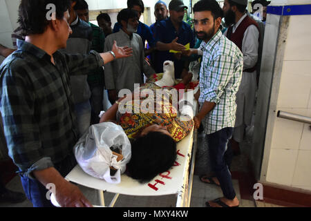 Srinagar, Inde. 04 Juin, 2018. (NOTE DU RÉDACTEUR : Image contient contenu graphique.)Une femme blessée arrive à un hôpital de Srinagar, Cachemire indien le 4 juin 2018. 12 civils et quatre policiers ont été blessés après avoir jeté des suspects rebelles grenade dans le district de Shopian du Cachemire. Credit : Muzamil Mattoo/Pacific Press/Alamy Live News Banque D'Images