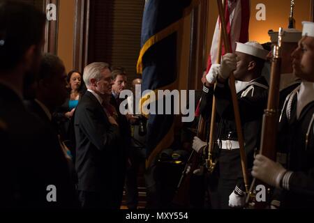 161214-N-JC800-011 WASHINGTON (déc. 14, 2016) Le secrétaire à la Marine Ray Mabus salue le drapeau lors d'une cérémonie de baptême du navire à l'Hôtel de ville de Washington, D.C. le 14 décembre. Les navires qui ont été nommées ont été les premiers de sa classe de sous-marins de missiles balistiques-USS Columbia (SNLE) 862, l'avenir de lance-classe de navire de transport rapide expéditionnaire USNS Porto Rico (T-EPF 11) et reconstitution de la flotte classe John-Lewis USNS oilers Earl Warren (T-AO 207). (U.S. Photo de la marine du Maître de 2e classe Heath Zeigler/libérés) Banque D'Images