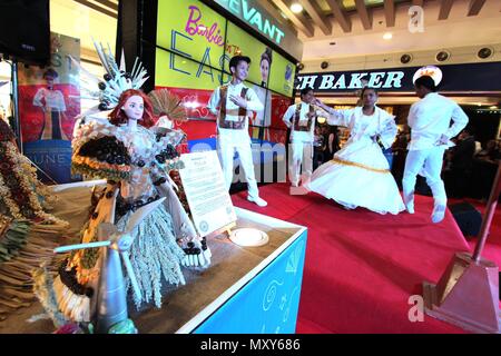 Les étudiants de San Isidro de troupe de l'école secondaire nationale a effectué une danse culturelle lors de l'ouverture et d'attribution de la "Barbie" à l'est une passion pour les poupées Barbie Dress-up dans Filipiniana Fashion in SM City Taytay le 4 juin 2018. La célébration s'inscrit dans le cadre de 117ng Araw ng Lalawigan Rizal et toutes les poupées Barbie dans Filipiniana fashion robes seront exposées dans la ville. Couloir Taytay SM Credit : Gregorio B. Dantes Jr./Pacific Press/Alamy Live News Banque D'Images